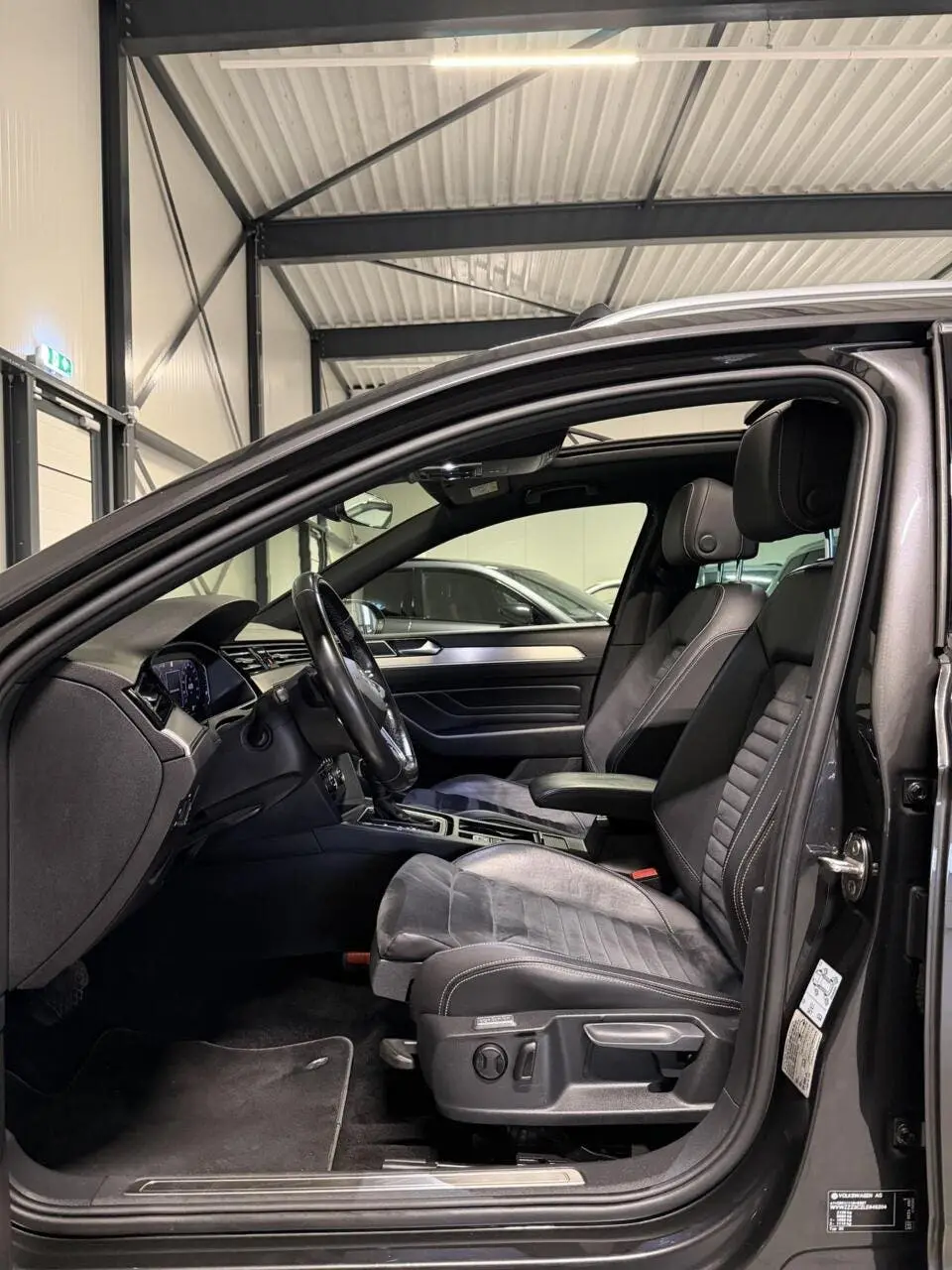 Volkswagen Passat Variant Passat 1.6 TDI R-line Pano Virtual Trekhaak NAP uit 2020, foto 16