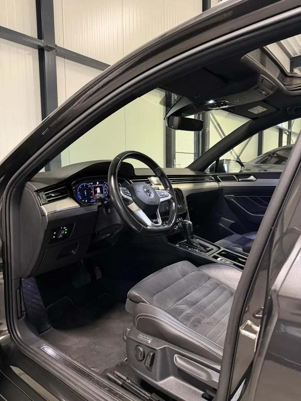 Volkswagen Passat Variant Passat 1.6 TDI R-line Pano Virtual Trekhaak NAP uit 2020, foto 2