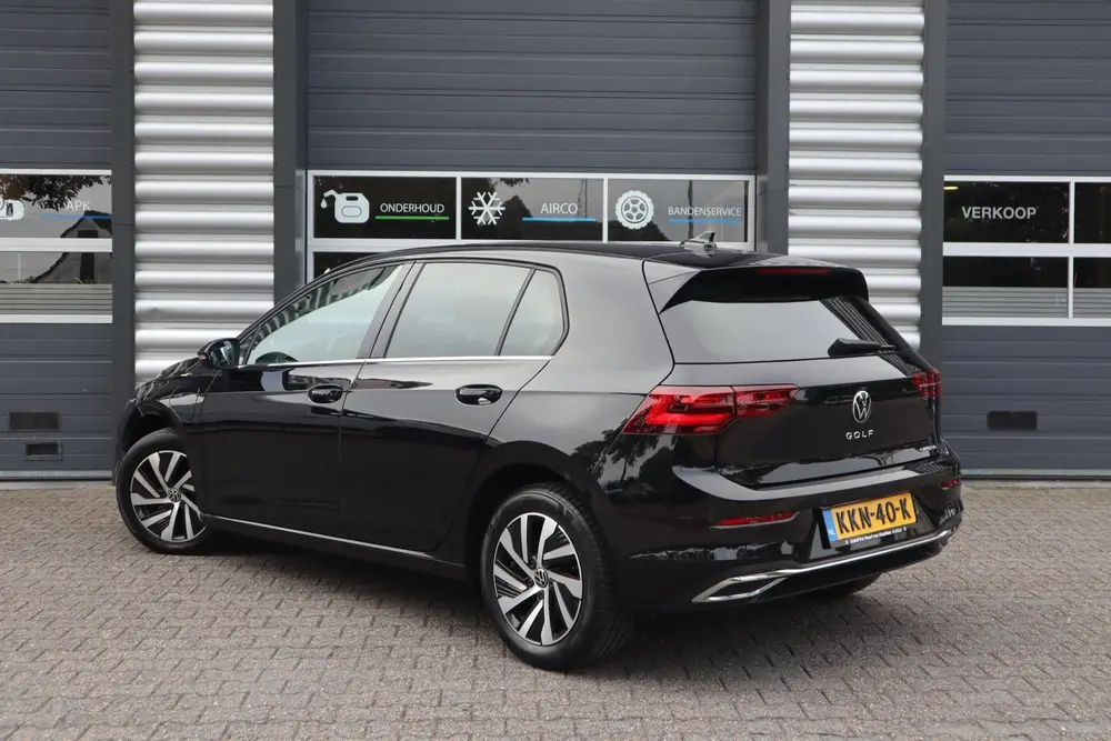Volkswagen Golf uit 2022, foto 2