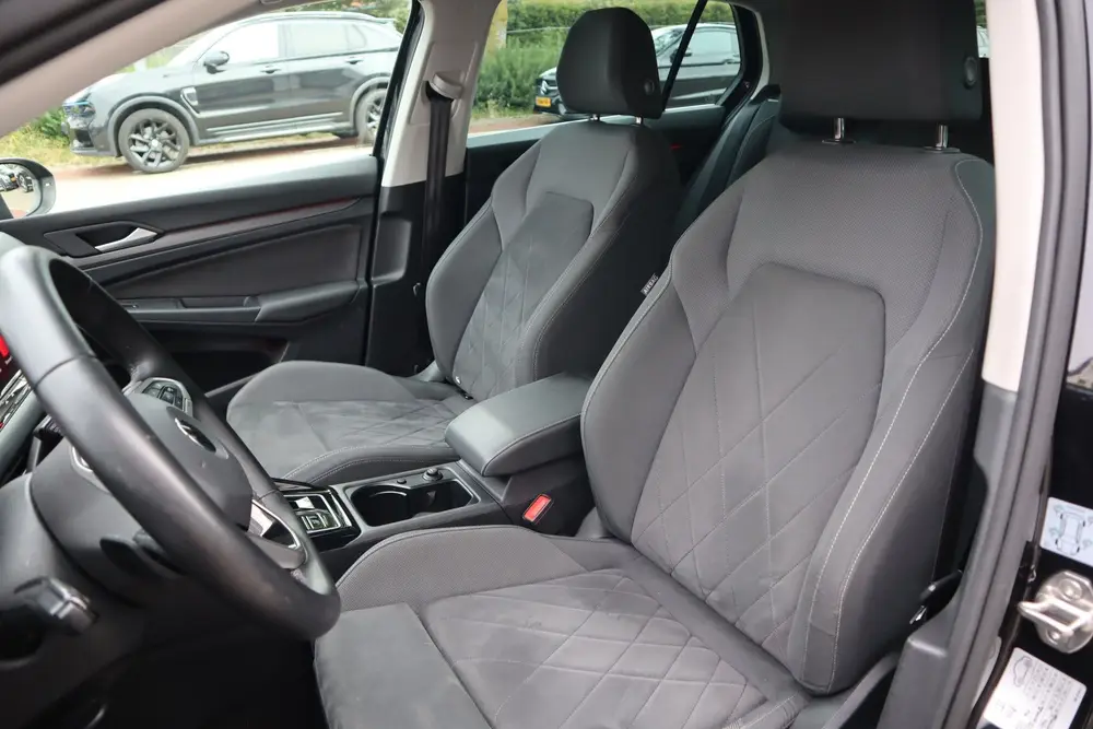 Volkswagen Golf uit 2022, foto 8