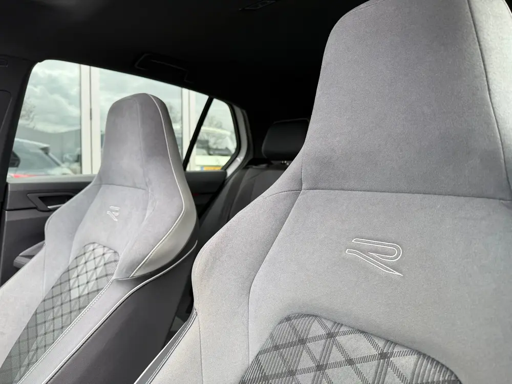 Volkswagen Golf 1.5 eTSI R-Line Business PANO uit 2023, foto 14