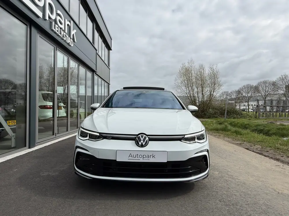 Volkswagen Golf 1.5 eTSI R-Line Business PANO uit 2023, foto 2