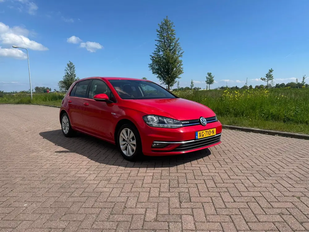 Volkswagen Golf 1.5 TSI 130pk 2019 Rood uit 2019