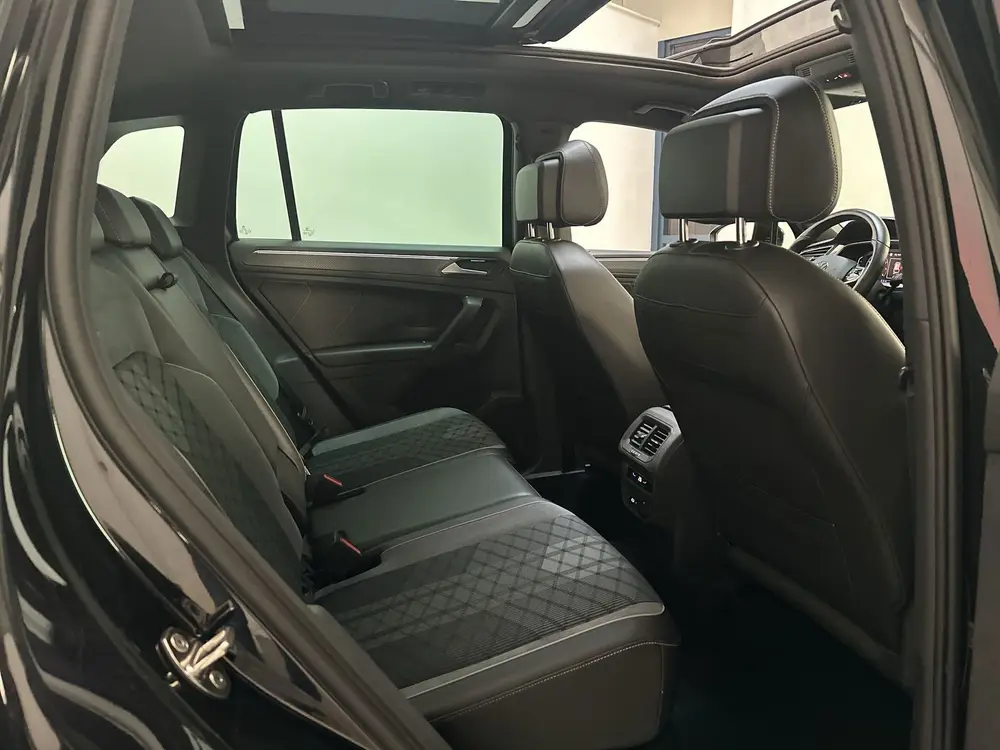 Volkswagen Tiguan 1.5 TSI 150pk DSG R-Line Business Panorama uit 2023, foto 9