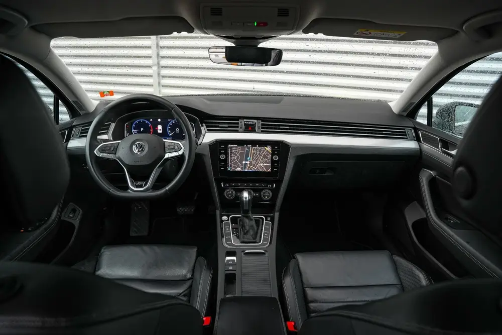 Volkswagen Passat 1.5 TSI Elegance Business R Leer Navi uit 2019, foto 2