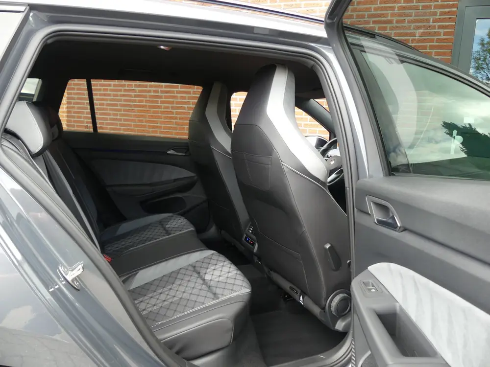 Volkswagen Golf 2.0 TSI R-Line / Trekhaak (bj 2022) uit 2022, foto 9