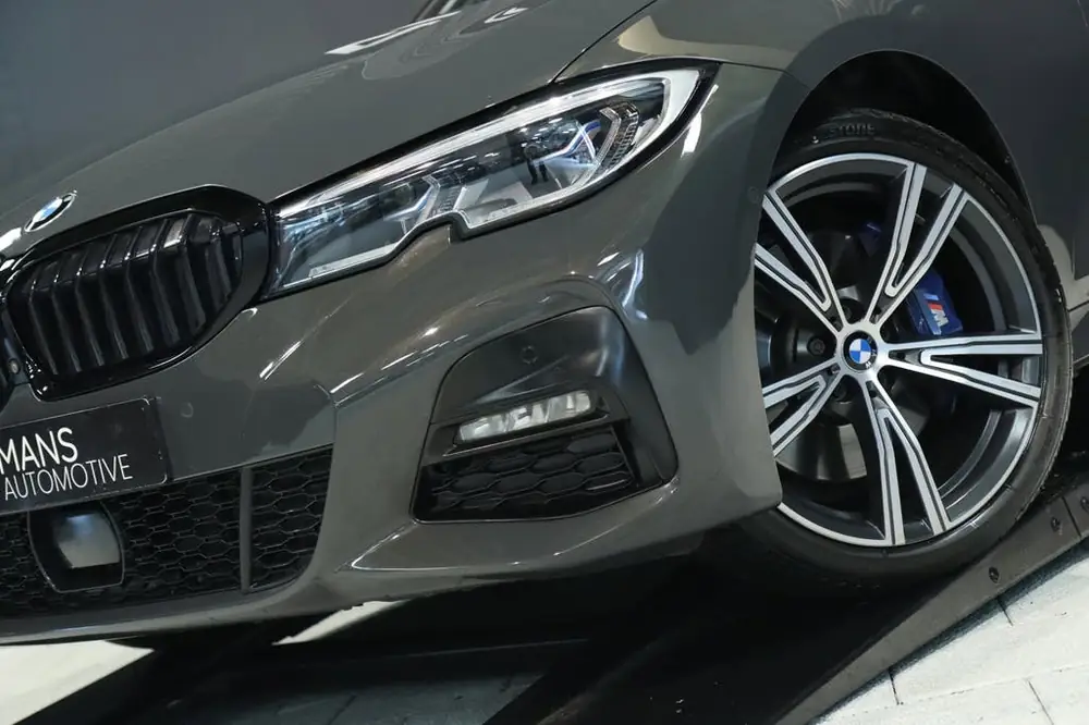 BMW 3-Serie 330i xDrive M Sport / PANO / LASER / HUD / MEMOR uit 2020, foto 2