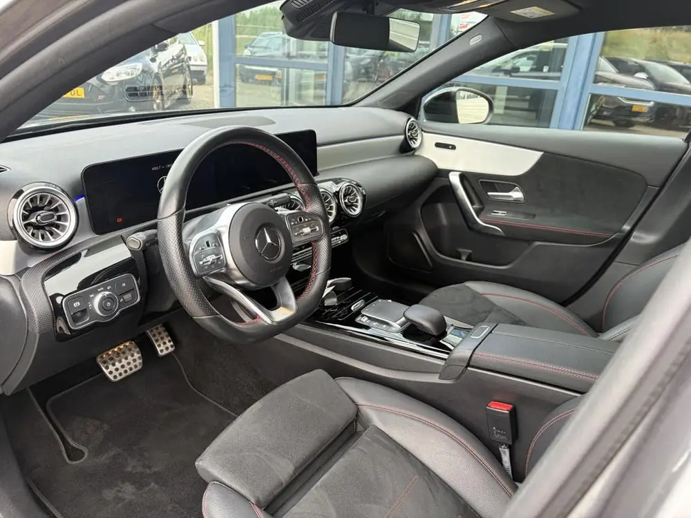 Mercedes-Benz A-Klasse Mercedes A-klasse 180 AMG Line sfeer verlichting uit 2022, foto 2