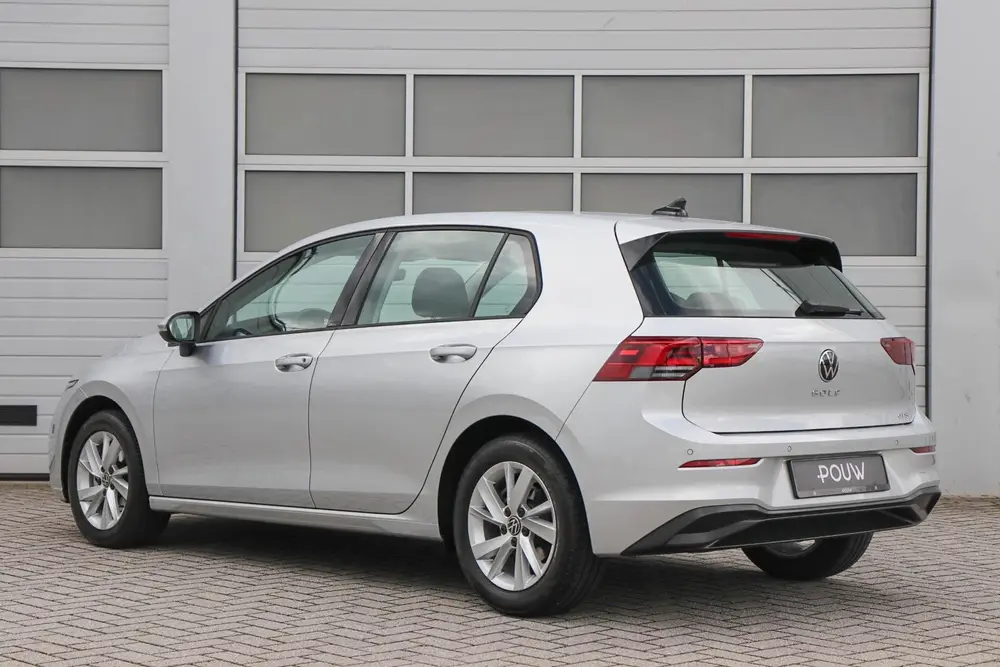 Volkswagen Golf 1.0 eTSI 110pk DSG Life | Navigatie | Achter uit 2024, foto 11