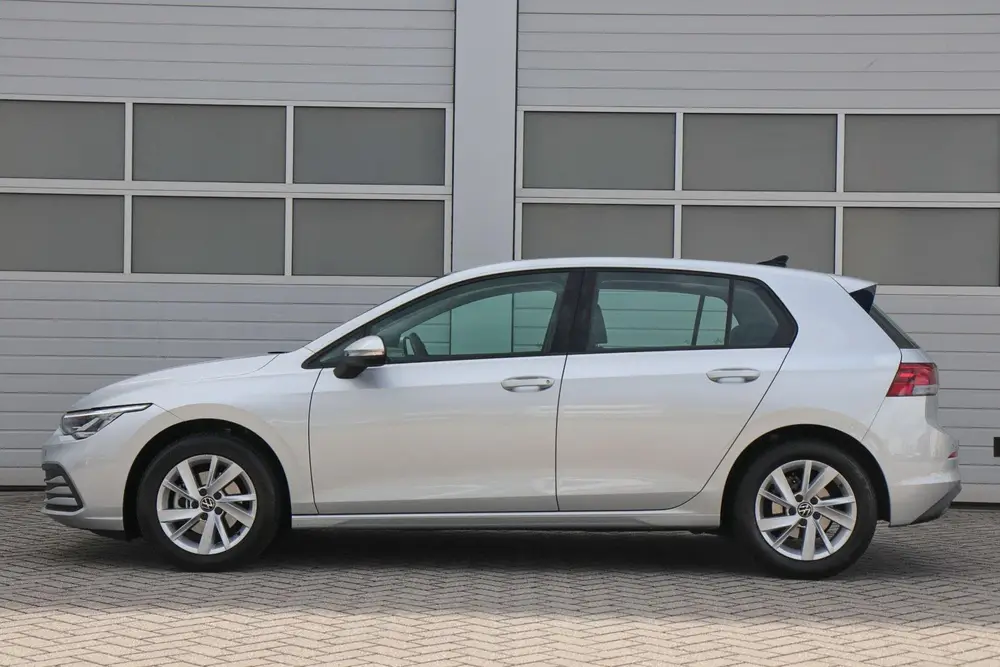 Volkswagen Golf 1.0 eTSI 110pk DSG Life | Navigatie | Achter uit 2024, foto 12