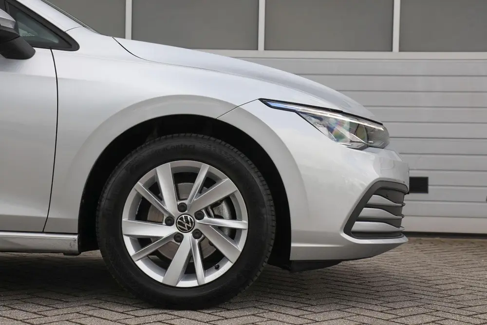 Volkswagen Golf 1.0 eTSI 110pk DSG Life | Navigatie | Achter uit 2024, foto 13