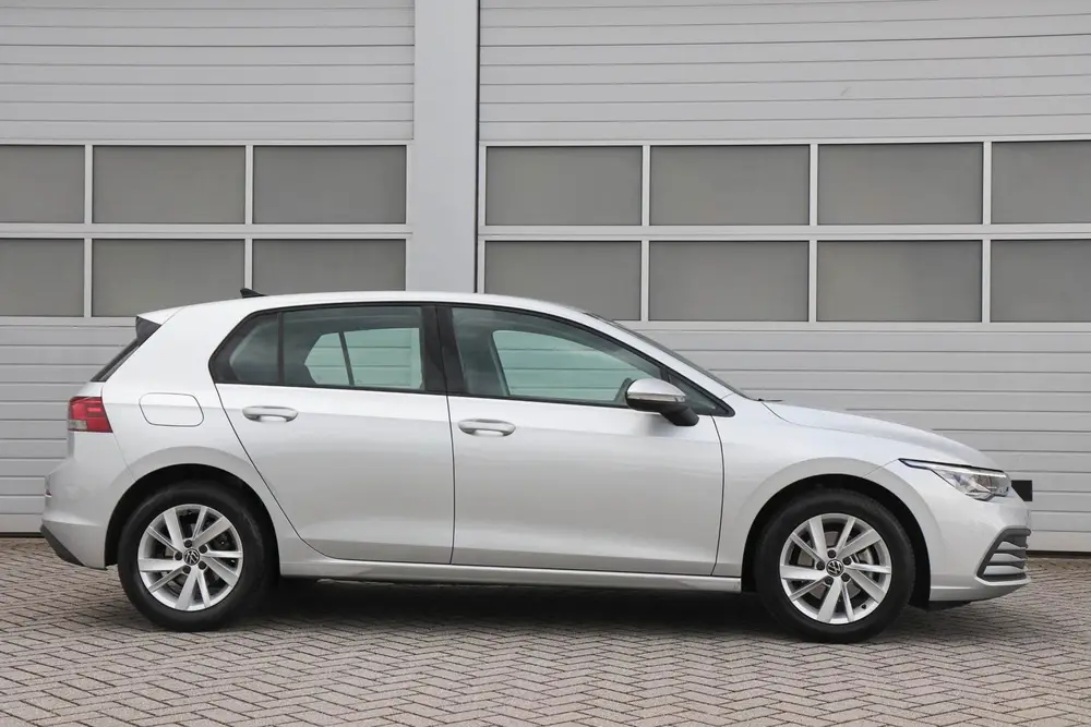 Volkswagen Golf 1.0 eTSI 110pk DSG Life | Navigatie | Achter uit 2024, foto 3