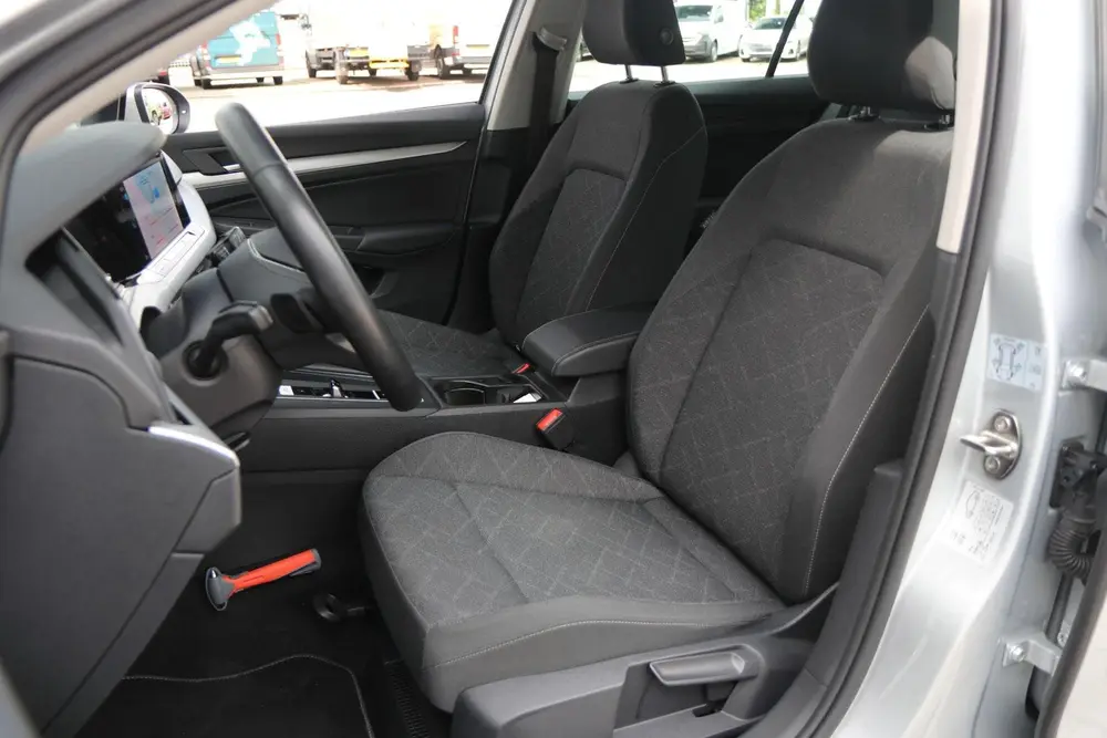 Volkswagen Golf 1.0 eTSI 110pk DSG Life | Navigatie | Achter uit 2024, foto 4