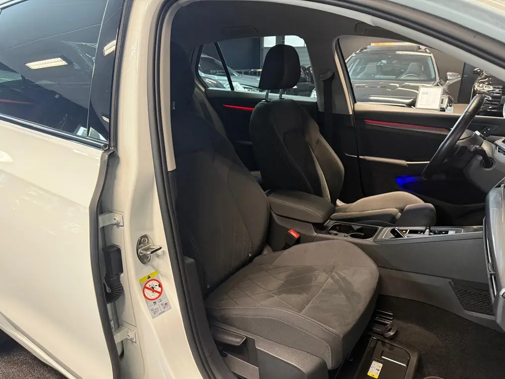 Volkswagen Golf 8 1.5 eTSI|Navi|Camera|Sfeer|ACC|DSG|Memory| uit 2020, foto 2