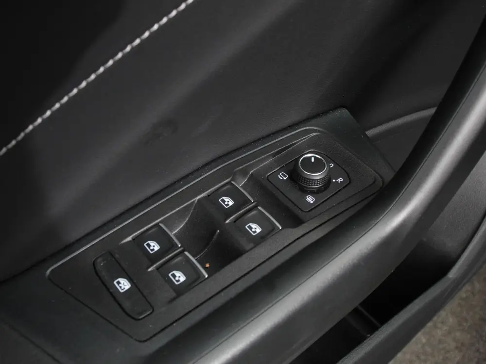 Volkswagen T-Roc 1.5 eTsi R-Line Edition Automaat Camera Nav uit 2025, foto 18