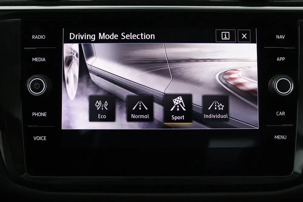 Volkswagen Tiguan 1.5 TSI ACT Highline (PANORAMADAK, DIGITAL uit 2019, foto 19