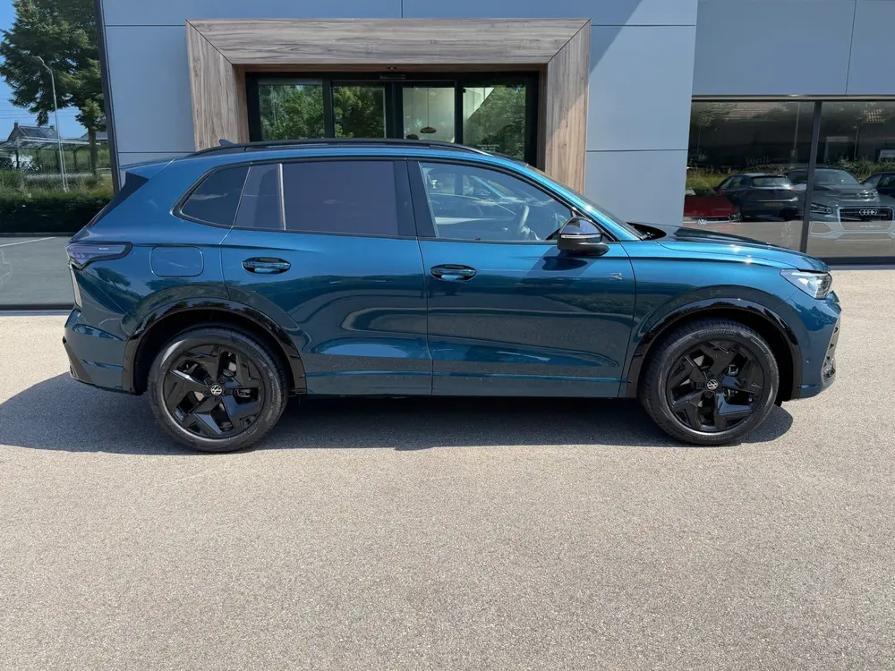Volkswagen Tiguan 1.5 eTSI 150pk DSG R-Line | Black line | 3 uit 2025, foto 2