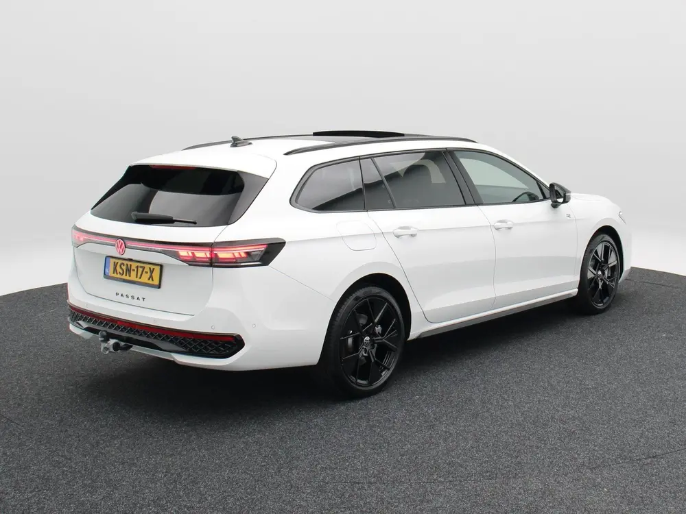 Volkswagen Passat Variant 1.5 eHybrid 272 Pk R-Line | Black uit 2026, foto 2
