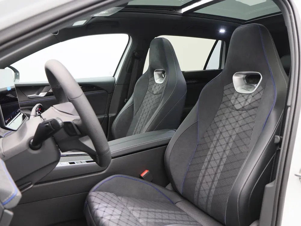 Volkswagen Passat Variant 1.5 eHybrid 272 Pk R-Line | Black uit 2026, foto 5