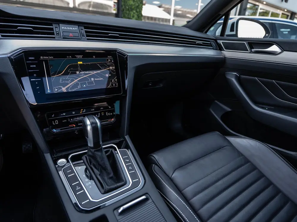 Volkswagen Passat Variant 1.4 TSI GTE | Pano | Leder | Surro uit 2022, foto 2