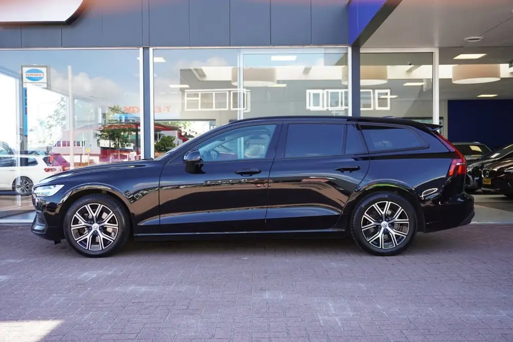 Volvo V60 2.0 B3 Essential Automaat | Airco | Navigatie | Ca uit 2022, foto 2
