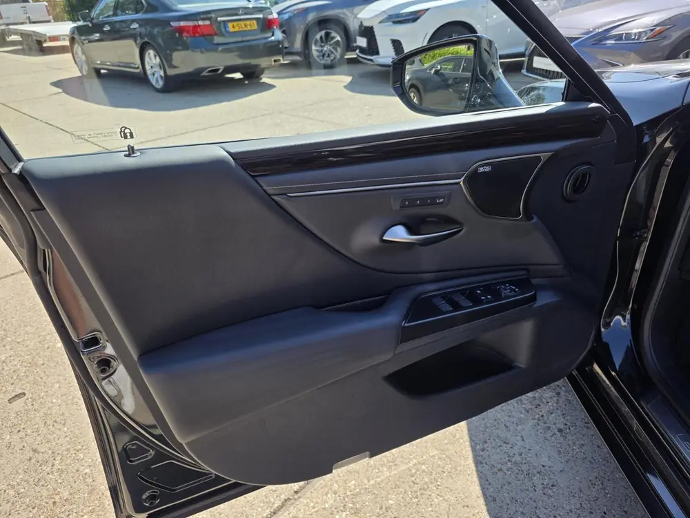Lexus ES 300h President Line full options uit 2019, foto 16