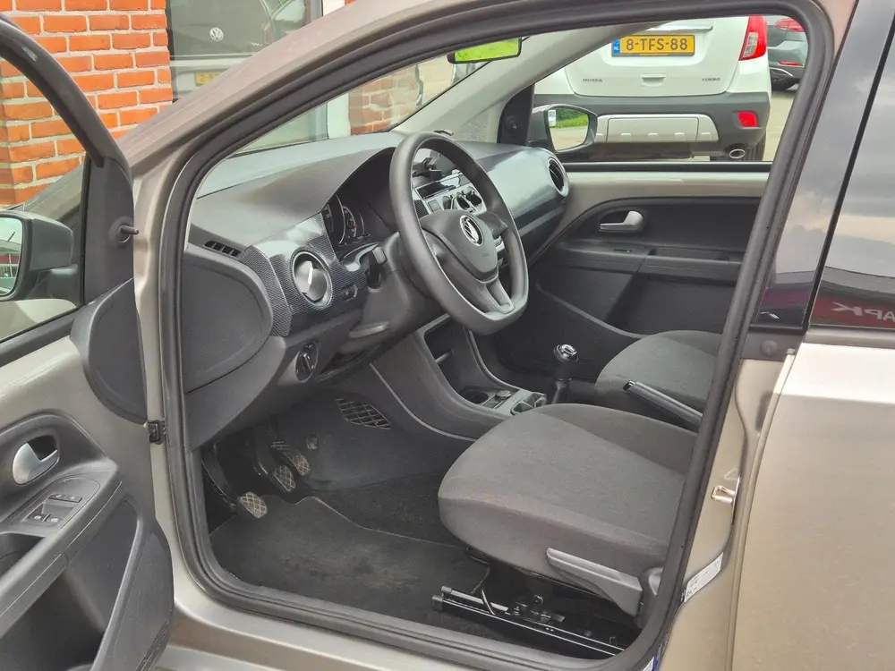 Volkswagen Up! 1.0 BMT move up! 60PK 5drs airco, navi, carki uit 2020, foto 8
