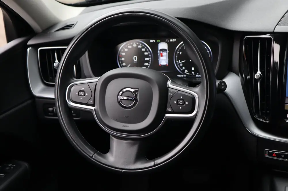 Volvo XC60 2.0 B5 / PANO / ACC / CAMERA / KEYLESS / STUUR+ST uit 2021, foto 19