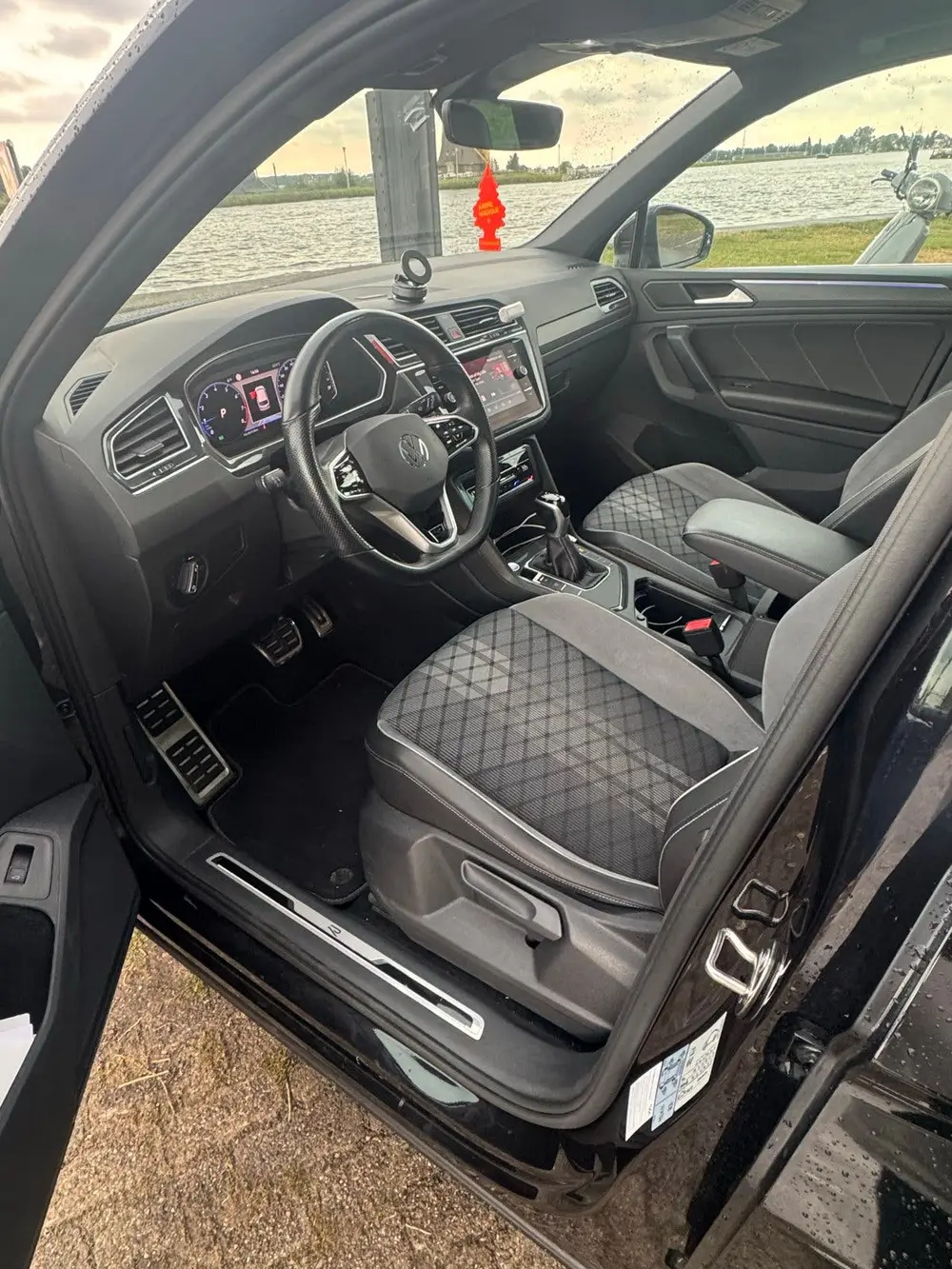 Volkswagen Tiguan R-Line 1.5 TSI ACT 150pk DSG 2020 Zwart uit 2020, foto 6