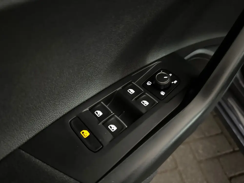 Volkswagen Taigo 1.0 TSI R-Line Edition Keyless|CarPlay|IQ uit 2025, foto 18