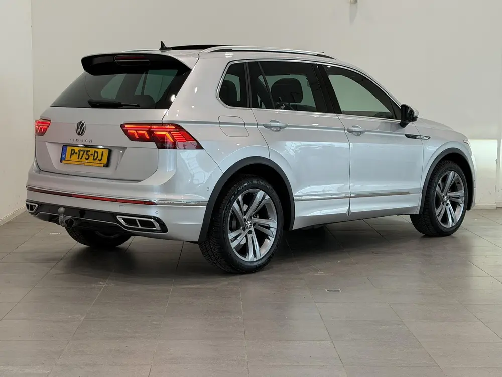 Volkswagen Tiguan 1.5 TSI R-Line | Panoramdak | Trekhaak | D uit 2022, foto 2