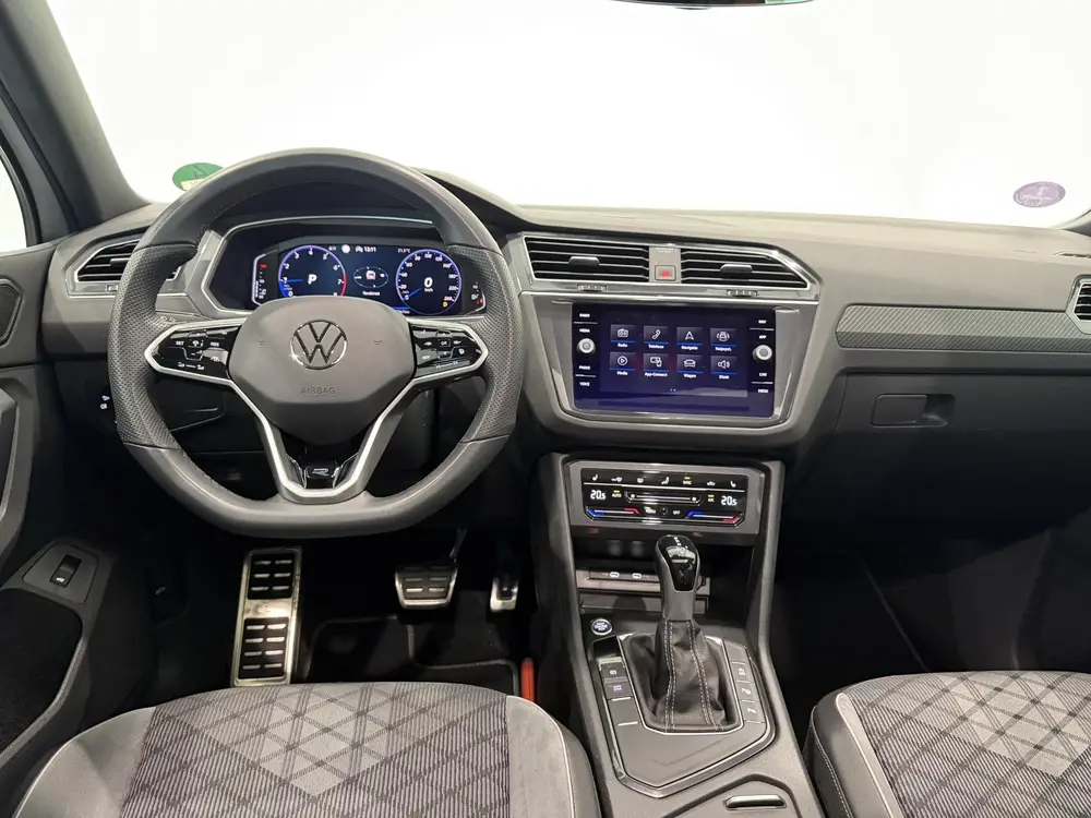 Volkswagen Tiguan 1.5 TSI R-Line | Panoramdak | Trekhaak | D uit 2022, foto 3