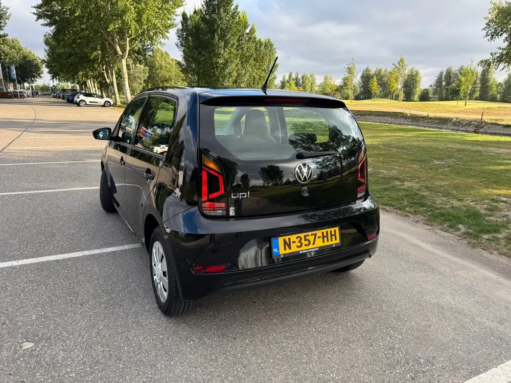 Volkswagen Up! 1.0 65PK 5D 2021 Zwart uit 2021, foto 3