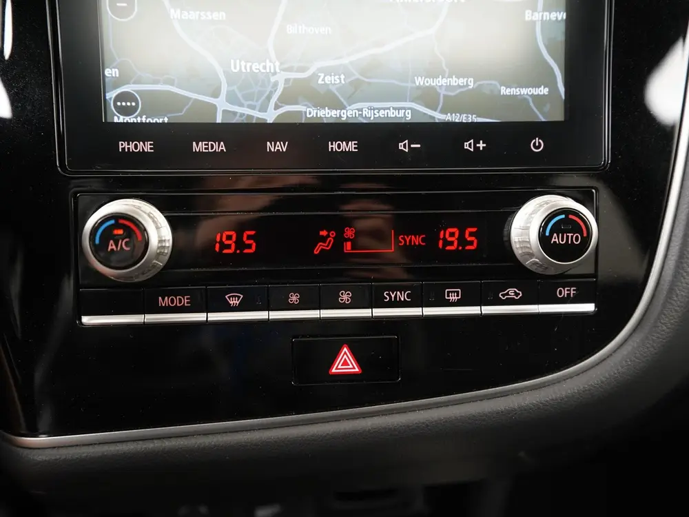 Mitsubishi Outlander 2.4 PHEV Instyle | Schuifdak | Leder | uit 2019, foto 16