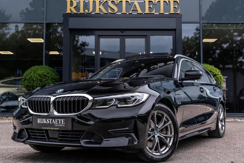 BMW 3-Serie Touring 320e xDrive|PANO|SFEER|CAMERA|ACC|17'' uit 2022