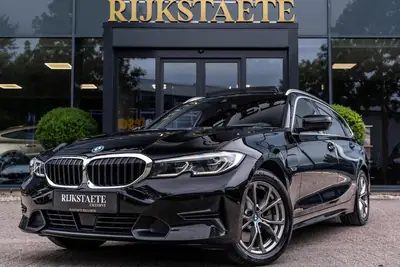 BMW 3-Serie Touring 320e xDrive|PANO|SFEER|CAMERA|ACC|17'' uit 2022