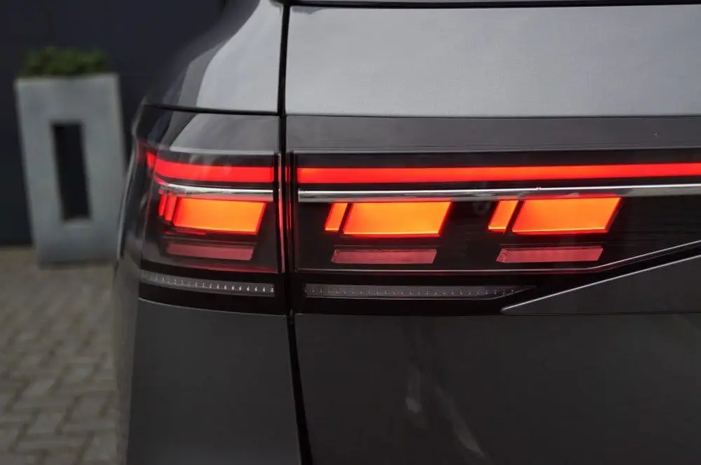 Volkswagen Passat Variant 2.0 TDI DSG R-Line Black st. 150pk uit 2024, foto 11