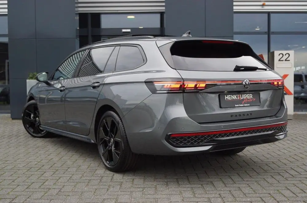 Volkswagen Passat Variant 2.0 TDI DSG R-Line Black st. 150pk uit 2024, foto 2