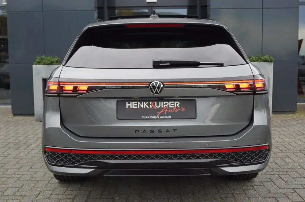Volkswagen Passat Variant 2.0 TDI DSG R-Line Black st. 150pk uit 2024, foto 8