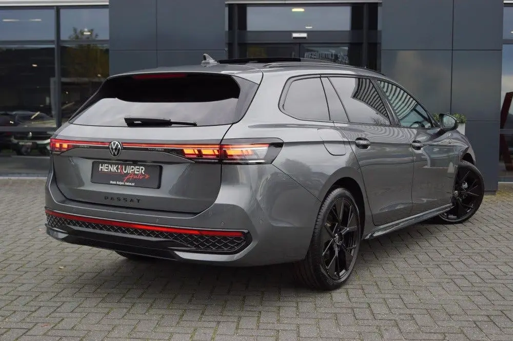 Volkswagen Passat Variant 2.0 TDI DSG R-Line Black st. 150pk uit 2024, foto 9