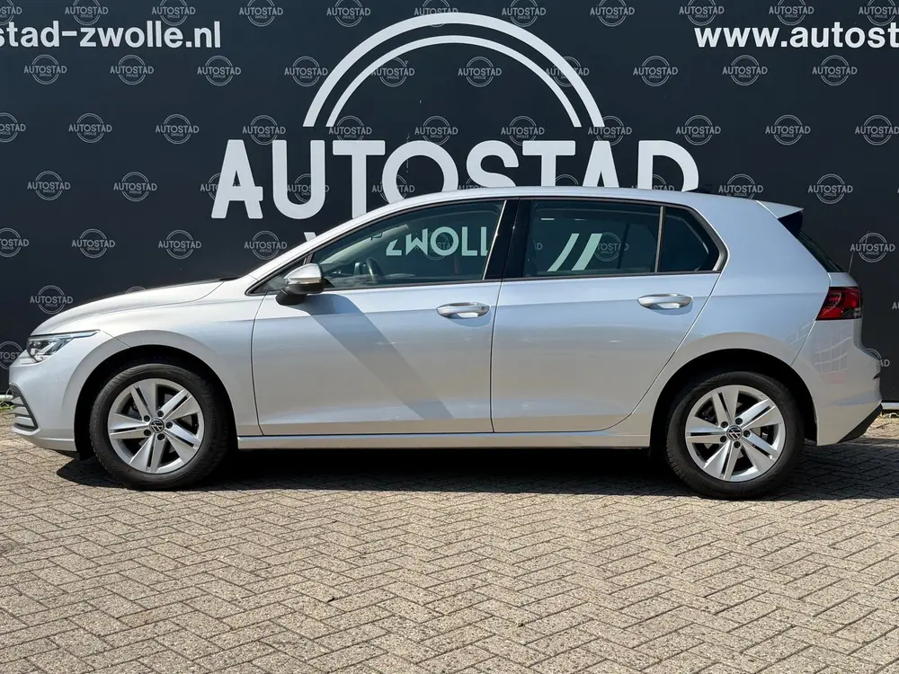 Volkswagen Golf 1.0 eTSI Life Automaat / NL-Auto / Virtual C uit 2021, foto 2