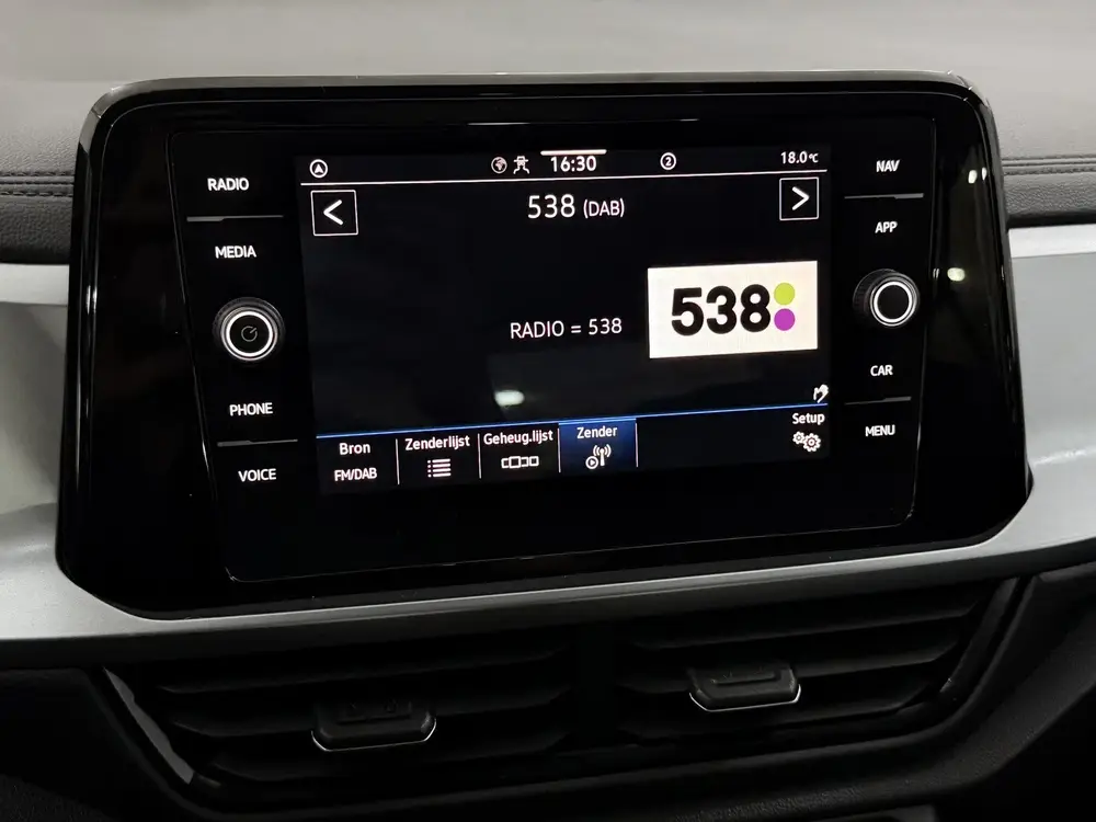 Volkswagen T-Roc 1.0 TSI Life Apple carplay, Parkeersensoren uit 2022, foto 19