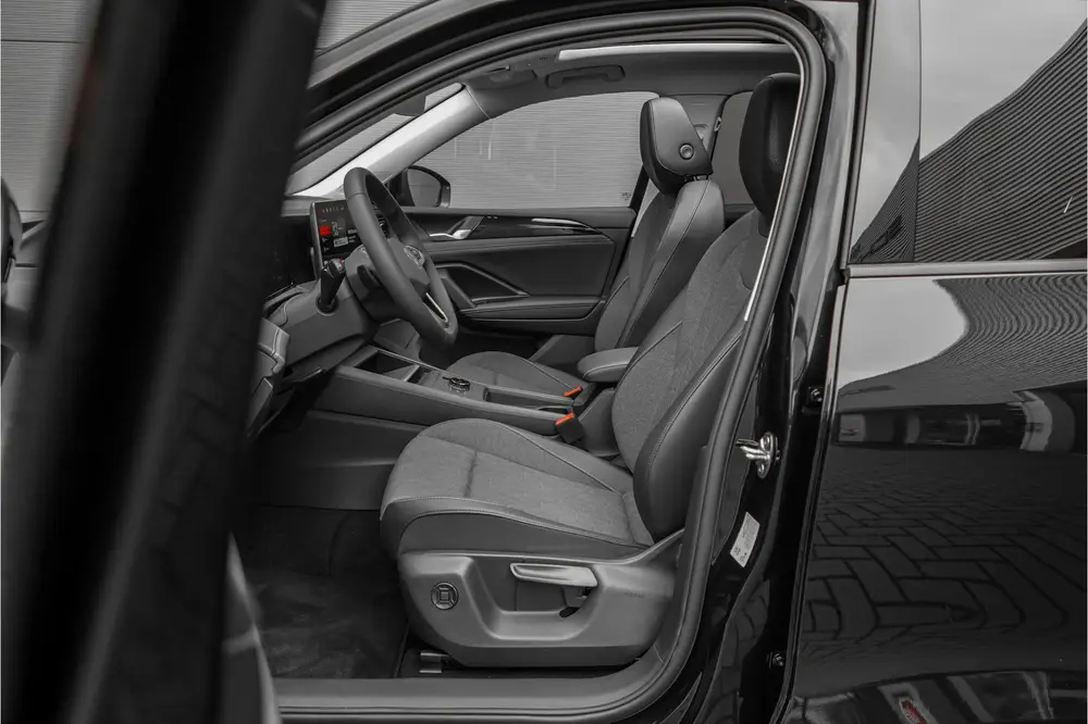 Volkswagen Tiguan 1.5 eHybrid 30 Year Ed Style IQ Pano Winte uit 2026, foto 4
