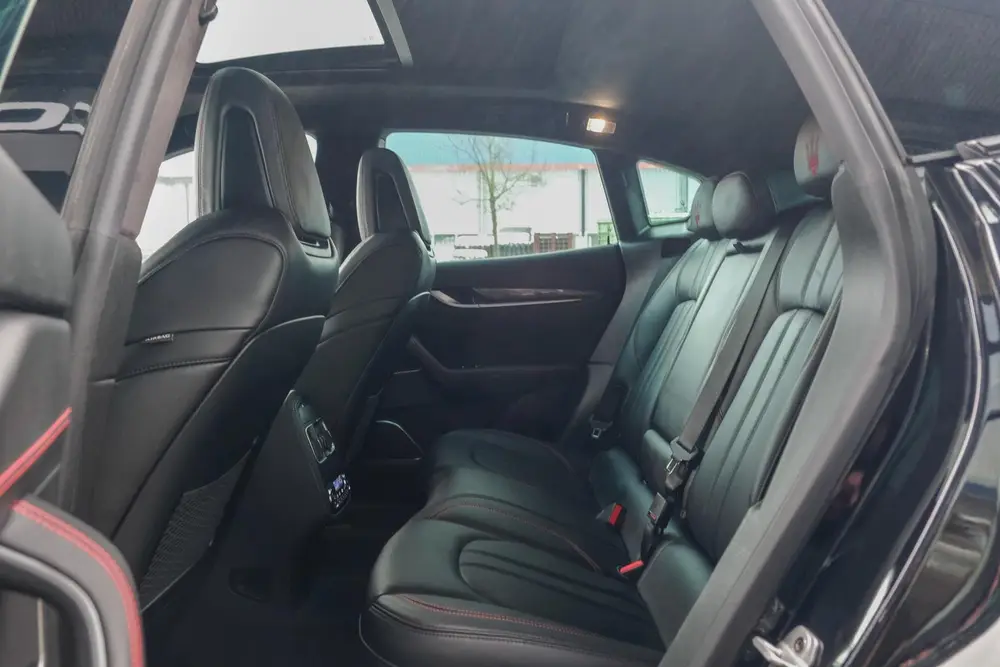 Maserati Levante Gransport 3.0 V6 D 275pk Panoramadak Schaal uit 2019, foto 11