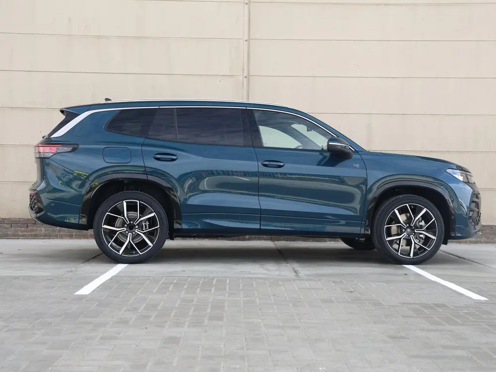 Volkswagen Tayron R-Line Edition 1.5 eHybrid 272 PK | Black uit 2026, foto 2