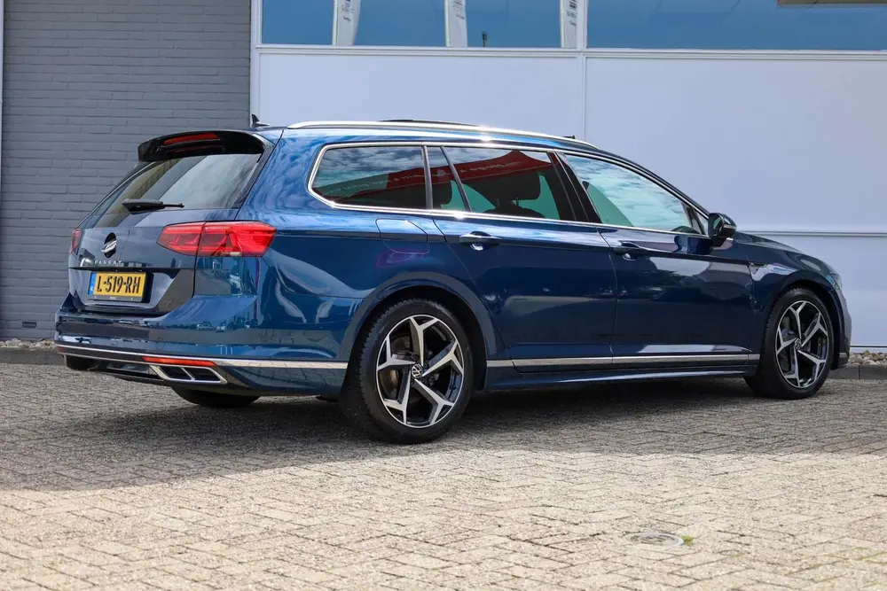 Volkswagen Passat Variant 1.5 TSI 150pk DSG R-Line Business uit 2021, foto 2