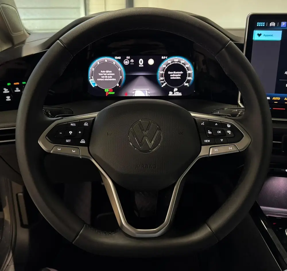 Volkswagen Golf 1.5 eTSI Life PANO 360' SFEER' uit 2025, foto 9
