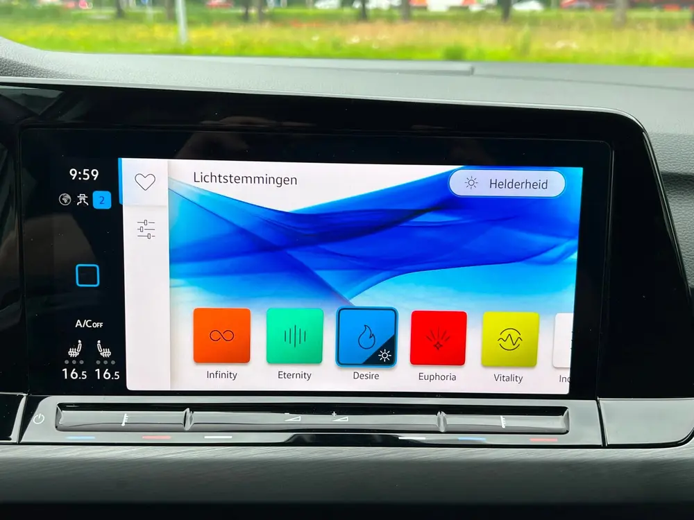 Volkswagen Golf 1.5 eTSI R-Line 7-DSG LED CARPLAYY uit 2022, foto 17
