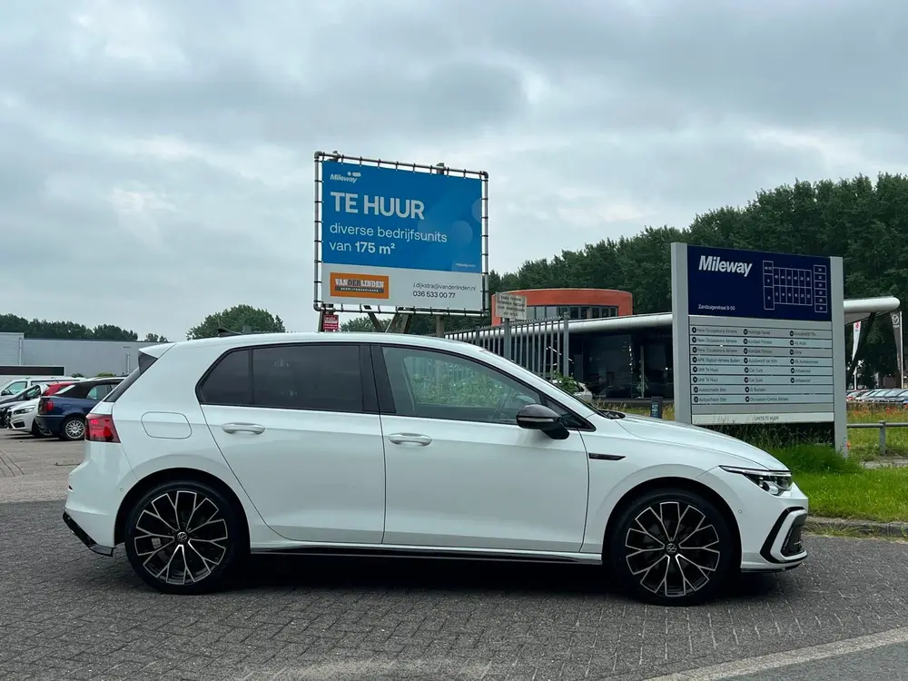 Volkswagen Golf 1.5 eTSI R-Line 7-DSG LED CARPLAYY uit 2022, foto 4
