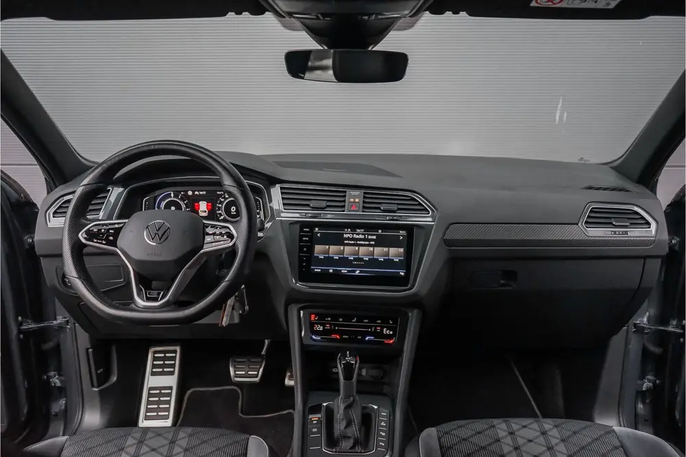 Volkswagen Tiguan 1.4 TSI eHybrid R-Line Business+ ACC Elek uit 2022, foto 2